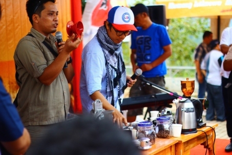 festifal kopi Lampung Barat. Adi Cahyadi sedang memberikan edukasi, mengenai alat kopi seduh manual.